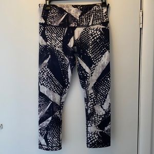 Lululemon Size 6 Cropped Black & White Leggings